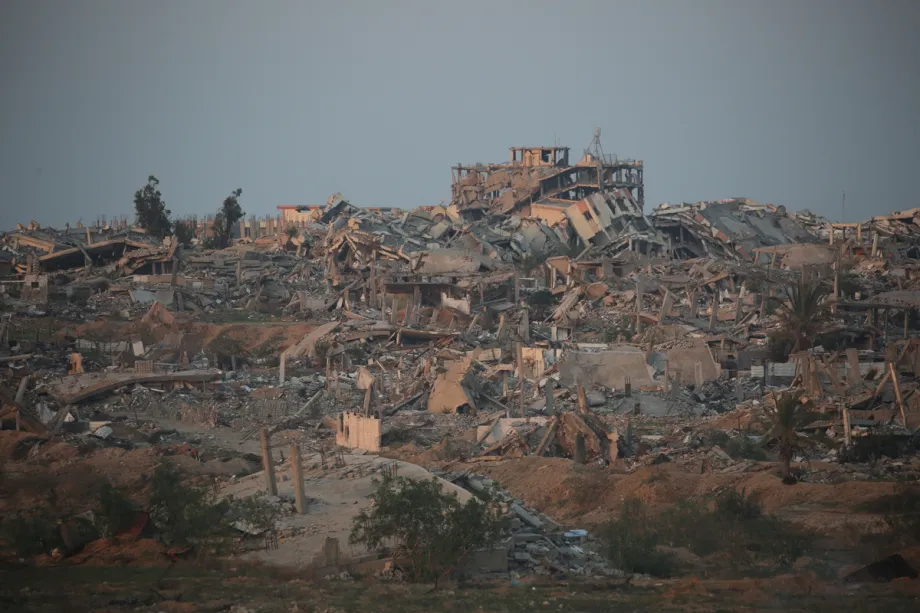 Uma vista da cidade, com destruição generalizada causada por ataques israelenses na área de Al Mughraqa, na Cidade de Gaza, Gaza, em 4 de dezembro de 2025. [Hassan Jedi – Agência Anadolu]