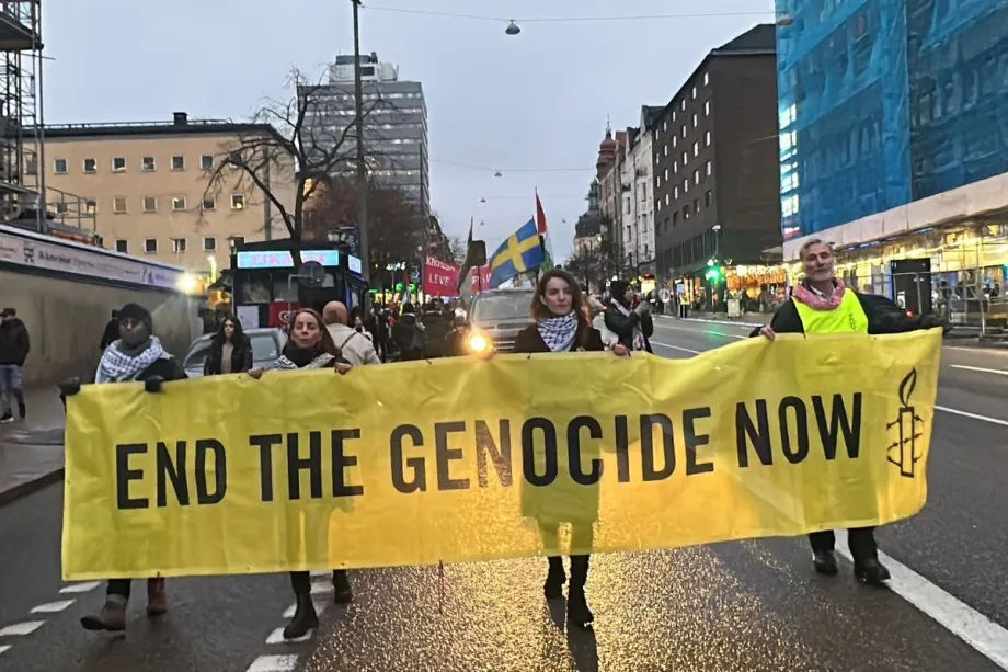 Centenas de pessoas carregando faixas e bandeiras palestinas se reuniram na Praça Odenplan, atendendo ao chamado de diversas organizações da sociedade civil, para protestar contra os ataques contínuos de Israel em Gaza e a violação do cessar-fogo de 10 de outubro, incluindo a retomada dos ataques aéreos e as restrições à ajuda humanitária em Estocolmo, Suécia, em 6 de dezembro de 2025. [Atila Altuntaş/ Anadolu Agency]