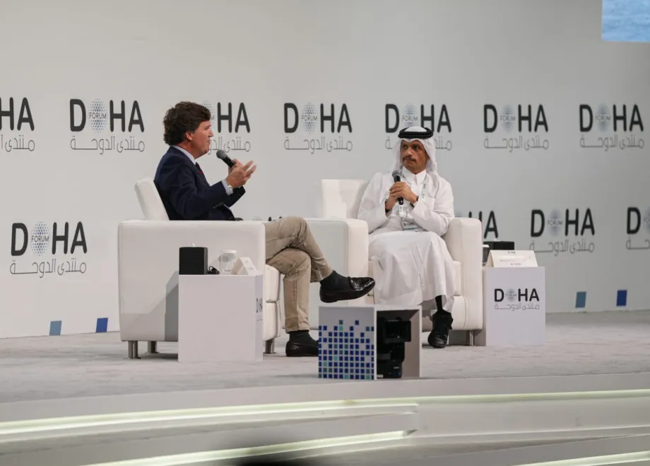 O primeiro-ministro e ministro das Relações Exteriores do Catar, Mohammed bin Abdulrahman Al Thani (à direita), responde a perguntas do jornalista Tucker Carlson (à esquerda) durante a sessão "Entrevista com Personalidades" realizada como parte do Fórum de Doha 2025 em Doha, Catar, em 7 de dezembro de 2025. [Ahmet Turhan Altay/Anadolu Agency]