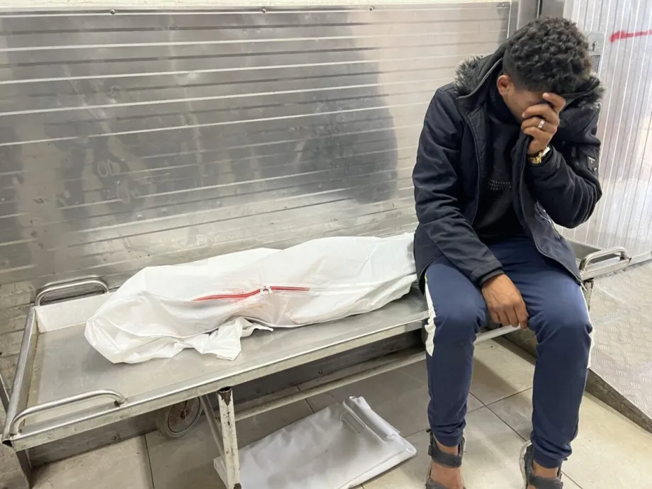 O corpo da criança, Ahed Tariq Al-Bayouk, de 3 anos, morta quando as forças israelenses abriram fogo na área de Al-Mawasi, em Rafah, no sul de Gaza, é visto no Hospital Nasser, em Khan Yunis, Gaza, em 7 de dezembro de 2025. [Abed Rahim Khatib/ Agência Anadolu]