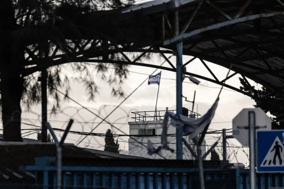 O exército israelense realiza um ataque e substitui a bandeira da ONU pela bandeira de Israel no centro da UNRWA em Jerusalém Oriental em 8 de dezembro de 2025. [Mostafa Alkharouf / Agência Anadolu]