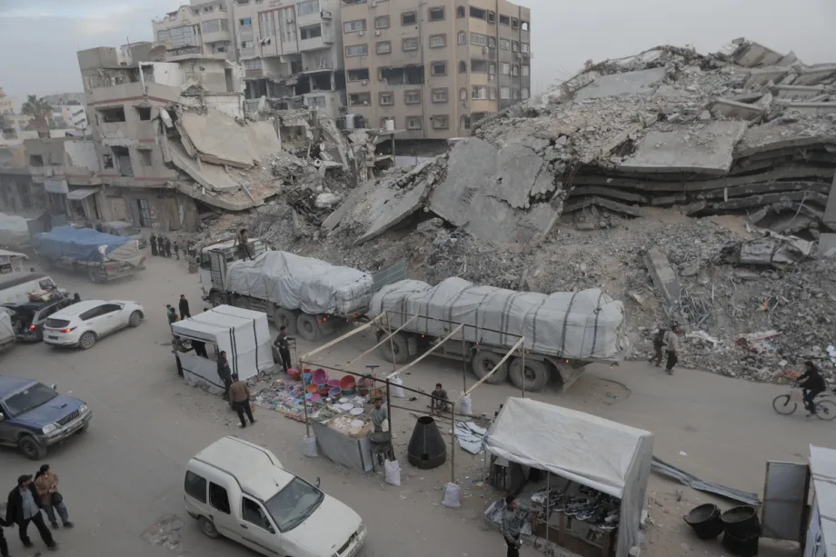 Caminhões de ajuda humanitária chegam à cidade de Gaza pela passagem de fronteira de Kissufim, no centro de Gaza, em 8 de dezembro de 2025. [Ahmed Jihad Ibrahim Al-arini – Agência Anadolu]