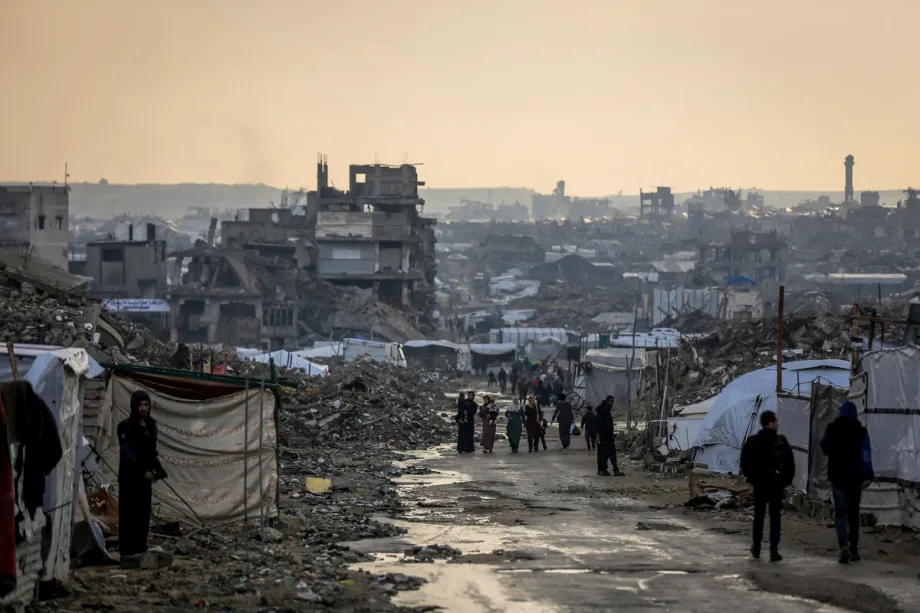 Palestinos lutam contra as duras condições climáticas em tendas improvisadas na Cidade de Gaza, Gaza, em 10 de dezembro de 2025. [Saeed M. M. T. Jaras/ Agência Anadolu]