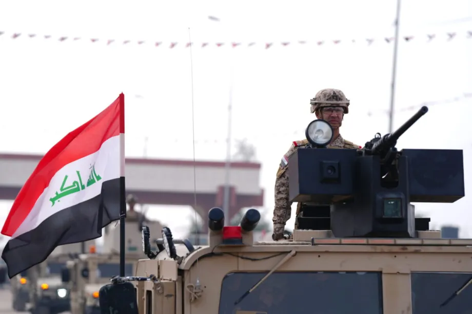 Desfile militar realizado para marcar o Dia da Vitória contra o Daesh em Bagdá, Iraque, em 10 de dezembro de 2025. [Murtadha Al-Sudani/ Agência Anadolu]