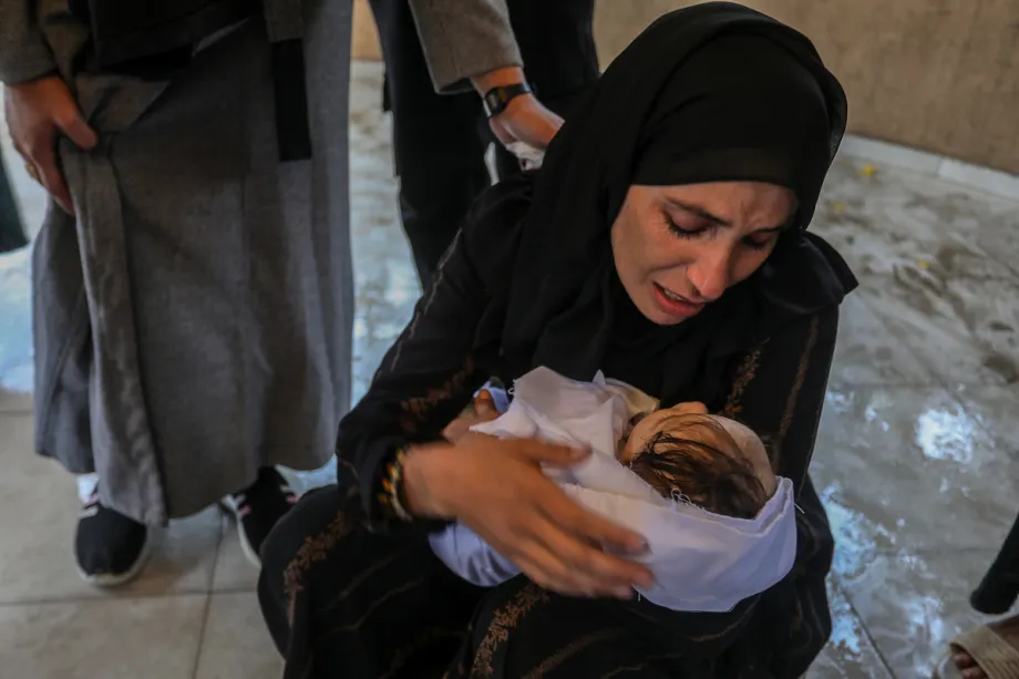 Pessoas lamentam a morte da bebê Rahaf Abu Jazar, que faleceu devido às condições climáticas extremas em Khan Yunis, Gaza, em 11 de dezembro de 2025. [Abed Rahim Khatib/ Anadolu Agency]