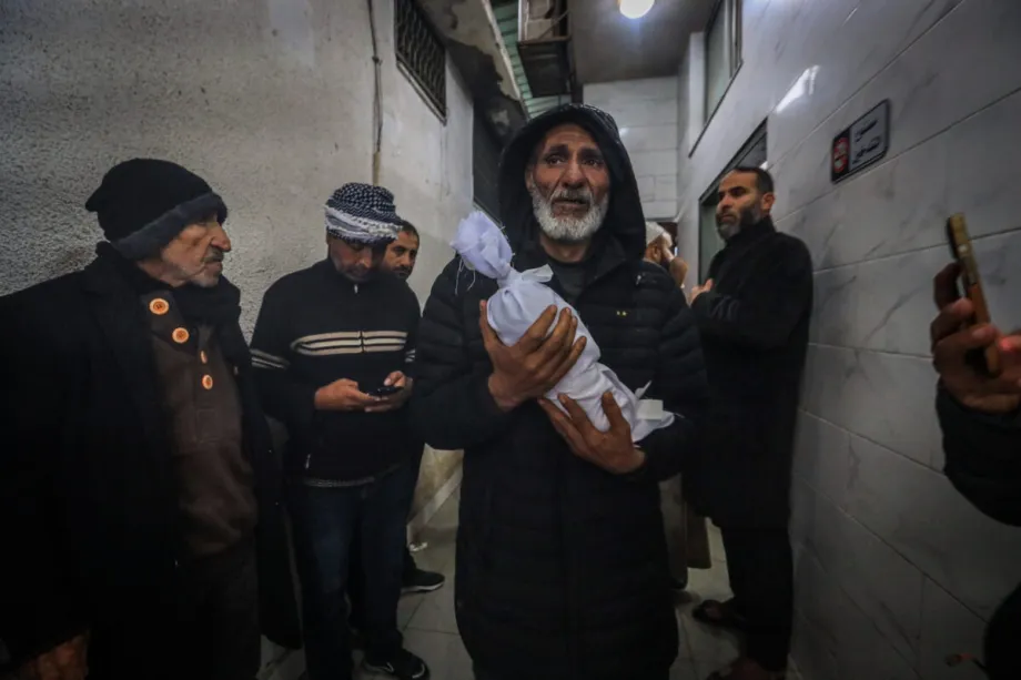 Palestinos lamentam a morte de um bebê de três meses, Tim El Khavaja, que vivia em uma tenda no campo de Shati e faleceu devido às condições climáticas adversas no norte da Faixa de Gaza, em 12 de dezembro de 2025. [Hamza Z. H. Qraiqea/ Agência Anadolu]