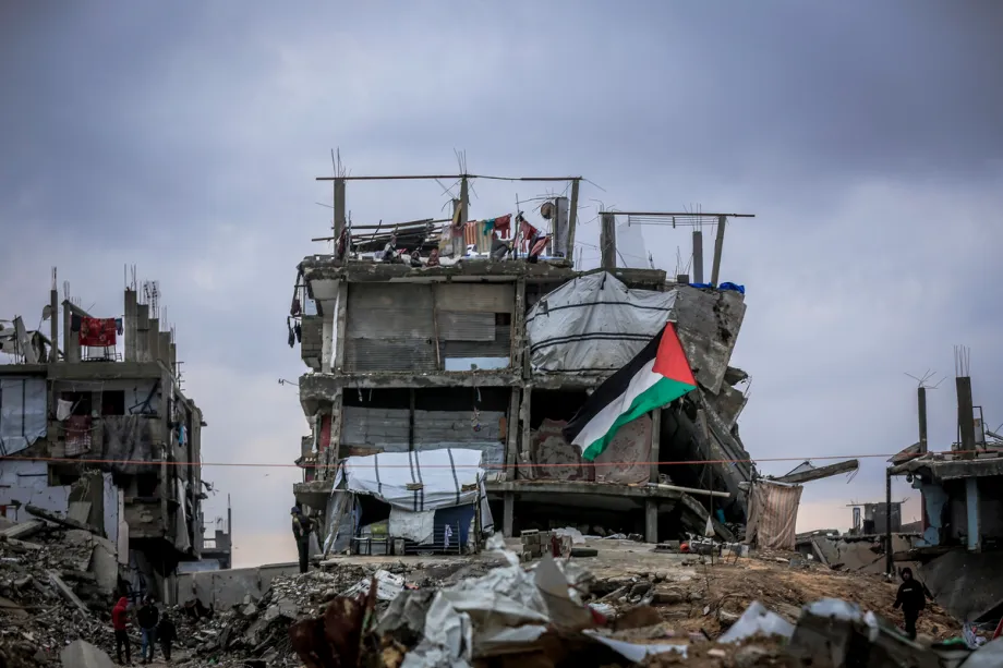 Palestinos tentam manter suas vidas cotidianas em prédios parcialmente destruídos enquanto fortes chuvas inundam as tendas que abrigam palestinos deslocados no bairro de Zaitoun, na Cidade de Gaza, em 12 de dezembro de 2025. [Saeed M. M. T. Jaras – Agência Anadolu]