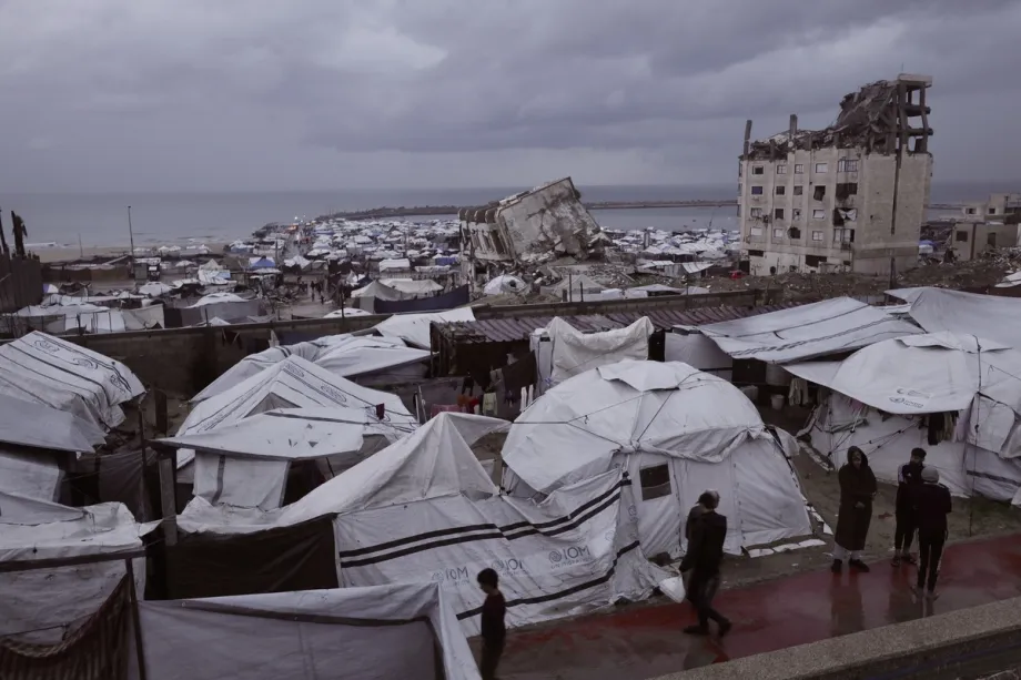 Palestinos, deslocados por ataques israelenses, lutam para sobreviver em tendas improvisadas na Cidade de Gaza, Gaza, em 15 de dezembro de 2025. [Khames Alrefi - Agência Anadolu]
