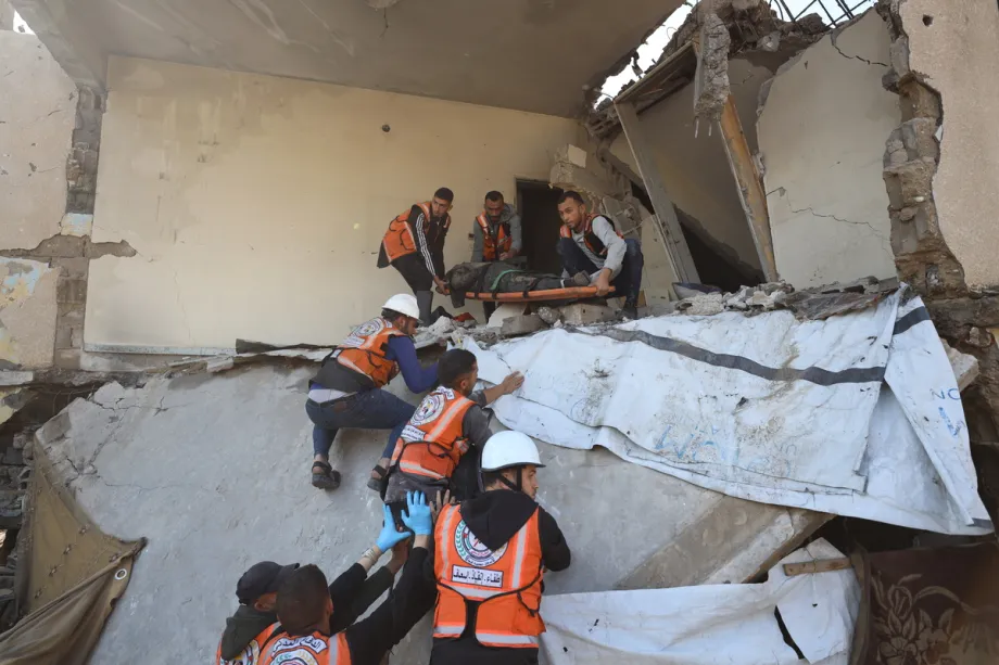 Equipes médicas recuperam o corpo de um palestino falecido sob os escombros, enquanto continuam os esforços de busca e resgate para localizar outros membros da família após o desabamento de um prédio pertencente à família El Halo devido às fortes chuvas, no bairro de Nasr, Faixa de Gaza, Gaza, em 16 de dezembro de 2025. [Khames Alrefi - Agência Anadolu]
