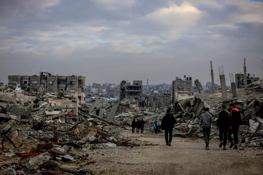 Palestinos que vivem em tendas improvisadas tentam continuar suas vidas diárias em condições difíceis em meio aos escombros deixados pelos ataques israelenses na Cidade de Gaza, Gaza, em 19 de dezembro de 2025. [Saeed M. M. T. Jaras/ Agência Anadolu]
