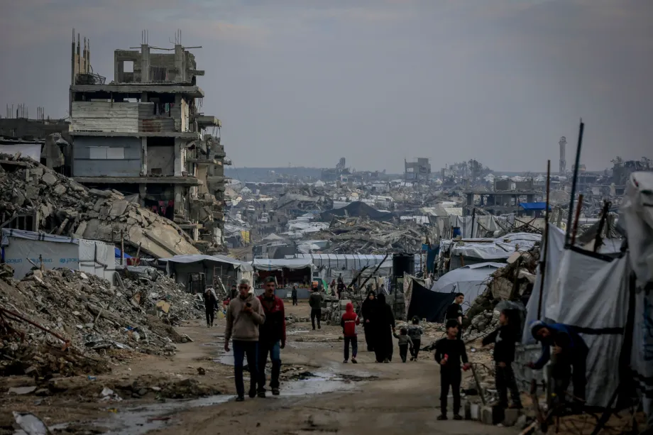 Palestinos vivendo em tendas improvisadas tentam continuar suas vidas diárias em condições difíceis em meio aos escombros deixados pelos ataques israelenses na Cidade de Gaza, Gaza, em 19 de dezembro de 2025. [Saeed M. M. T. Jaras/ Agência Anadolu]