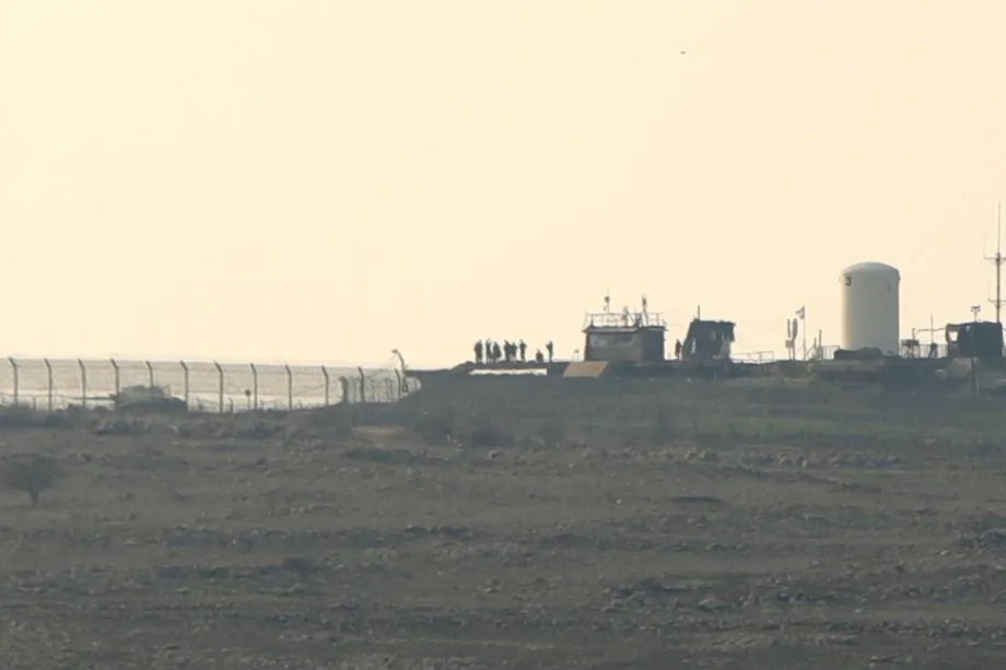 Uma vista de Al Qunaitra, onde, ao longo do último ano desde a queda do regime de Assad, o exército israelense deteve mais de 40 pessoas, estabeleceu nove bases militares em assentamentos civis e colinas estratégicas e tomou posse de aproximadamente 12.000 acres de terra na província no sul da Síria em 17 de dezembro de 2025. [Bakr Al Kasem - Agência Anadolu]
