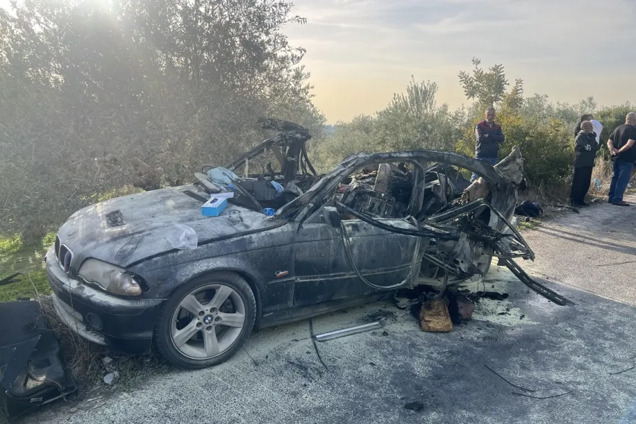 Uma visão geral do carro gravemente danificado, inutilizado, após ser atingido por um drone militar israelense, enquanto as forças de segurança libanesas o examinam em Sidon, Líbano, em 22 de dezembro de 2025. [Mohammad Abushama/ Agência Anadolu]