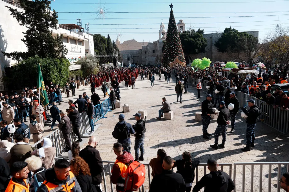 Uma banda marcial se apresenta em um desfile enquanto cristãos de todo o mundo visitam a Igreja da Natividade, considerada o local de nascimento de Jesus, participando de cultos e orações em Belém, Cisjordânia, em 24 de dezembro de 2025. [Issam Rimawi – Agência Anadolu]