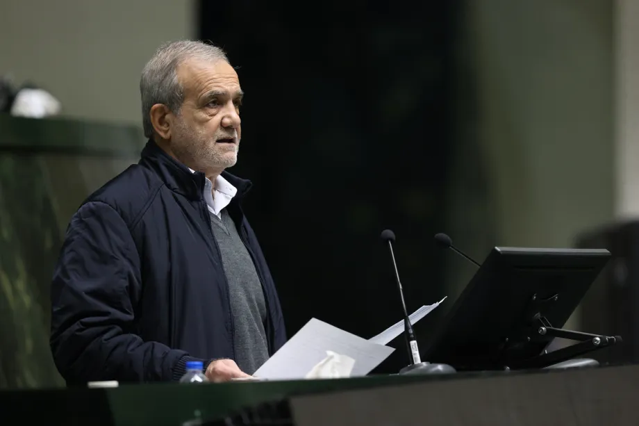 O presidente iraniano, Masoud Pezeshkian, discursa durante a sessão parlamentar sobre o projeto de lei orçamentária de 2026 em Teerã, Irã, em 28 de dezembro de 2025. [Presidência Iraniana/ Agência Anadolu]