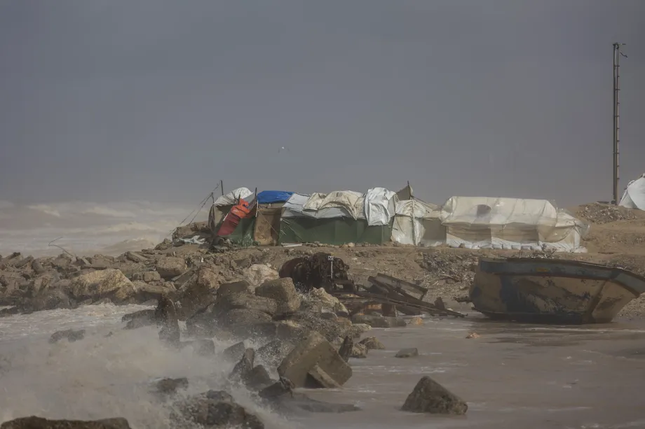 Ondas impulsionadas por tempestades atingem tendas ao longo da costa, enquanto a elevação do nível do mar e as fortes chuvas pioram as condições para os palestinos deslocados que vivem sob o bloqueio de Israel e as restrições à ajuda humanitária, na Cidade de Gaza, Gaza, em 29 de dezembro de 2025. [Mahmoud Abu Hamda – Agência Anadolu]