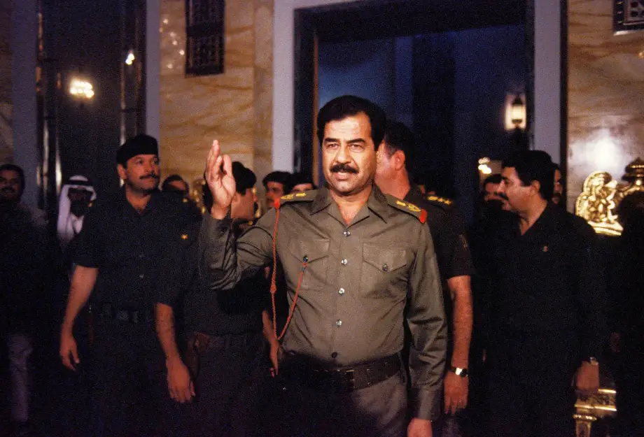 Saddam Hussein recebe seu povo em Bagdá, Iraque, em 17 de outubro de 1983. [Pierre Perrin/Gamma-Rapho via Getty Images]
