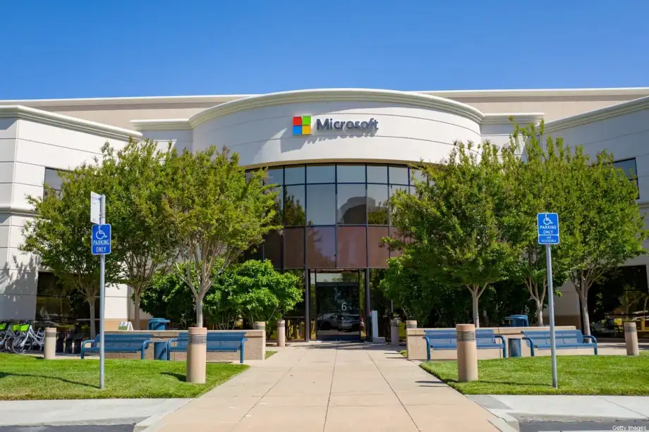 Fachada com placa e logotipo na sede regional da empresa de informática Microsoft no Vale do Silício, Mountain View, Califórnia, 3 de maio de 2019. [Smith Collection/Gado/Getty Images]