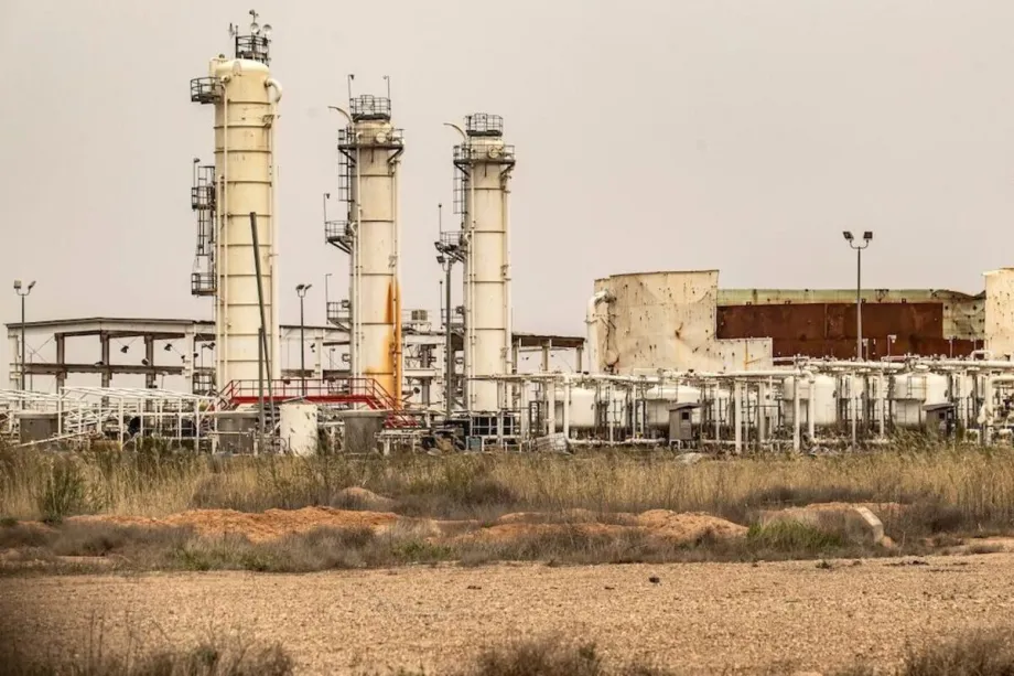 Esta foto mostra uma vista das instalações de produção de petróleo no campo petrolífero de Omar, na província de Deir Ezzor, no leste da Síria [Delil Souleiman/AFP via Getty Images]