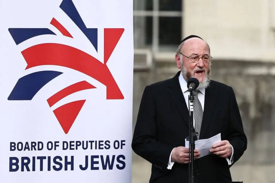 O Rabino Chefe da Grã-Bretanha, Ephraim Mirvis, discursa para a multidão durante uma "Vigília por Israel" em frente à entrada de Downing Street, residência oficial do Primeiro-Ministro britânico, em Londres, em 9 de outubro de 2023 [Henry Nicholls/AFP via Getty Images]