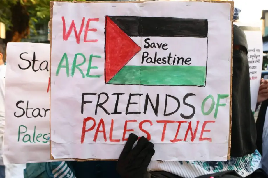 Muçulmanos indianos seguram cartazes com diversas mensagens durante um protesto contra Israel e exigem o fim da guerra em Gaza, em 13 de outubro de 2023, na cidade de Calcutá, Índia [Dipa Chakraborty/ Eyepix Group/Future Publishing via Getty Images]