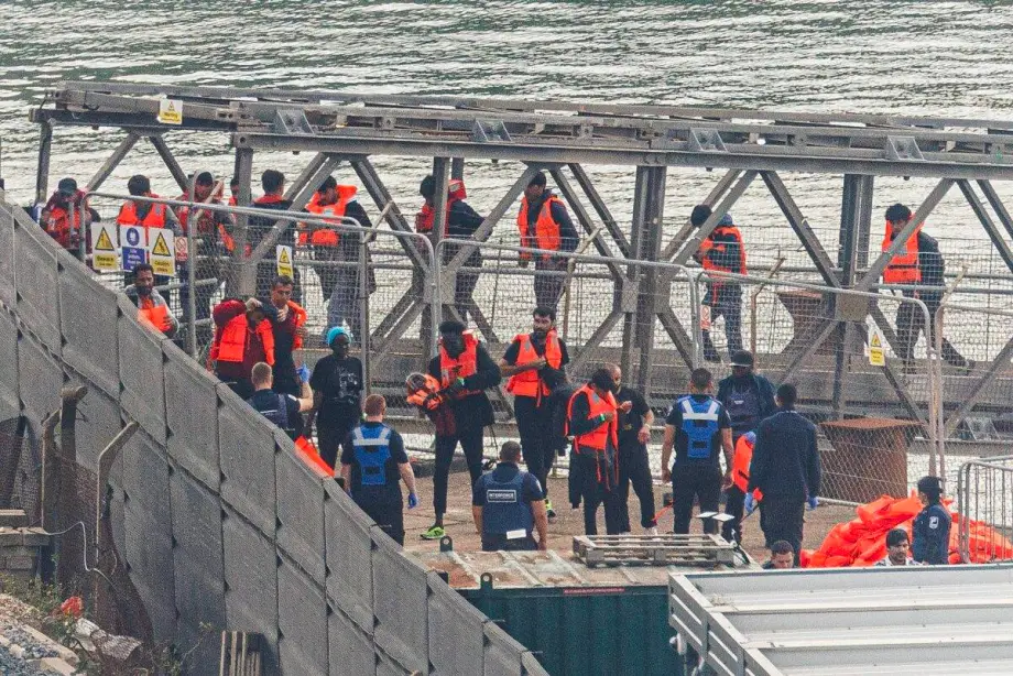 Migrantes chegam ao Porto de Dover após serem resgatados por uma embarcação da Força de Fronteira no Canal da Mancha, em Dover, Inglaterra, em 21 de setembro de 2024 [Dan Kitwood/Getty Images]