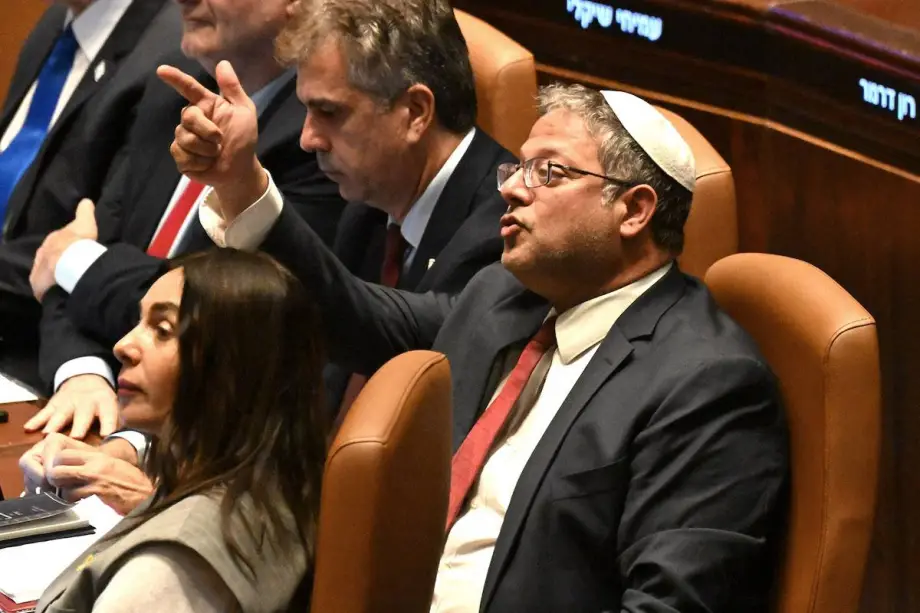 O Ministro da Segurança Nacional de Israel, Itamar Ben-Gvir, gesticula durante a sessão do Parlamento em Jerusalém, em 28 de outubro de 2024 [DEBBIE Hill/POOL/AFP via Getty Images]
