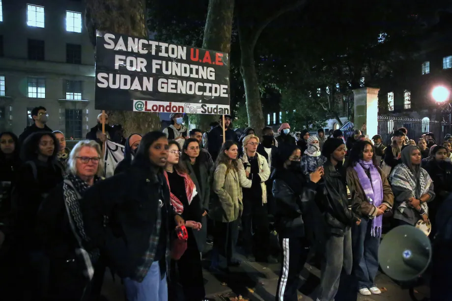 Manifestantes seguram uma faixa com os dizeres "Sanções aos Emirados Árabes Unidos por financiarem o genocídio no Sudão" durante o protesto. Os manifestantes se reuniram em frente à Downing Street para protestar contra o suposto apoio dos Emirados Árabes Unidos às Forças de Apoio Rápido (RSF) no Sudão, acusando-os de cumplicidade em genocídio, em 30 de outubro de 2024, em Londres. [Martin Pope/SOPA Images/LightRocket via Getty Images]
