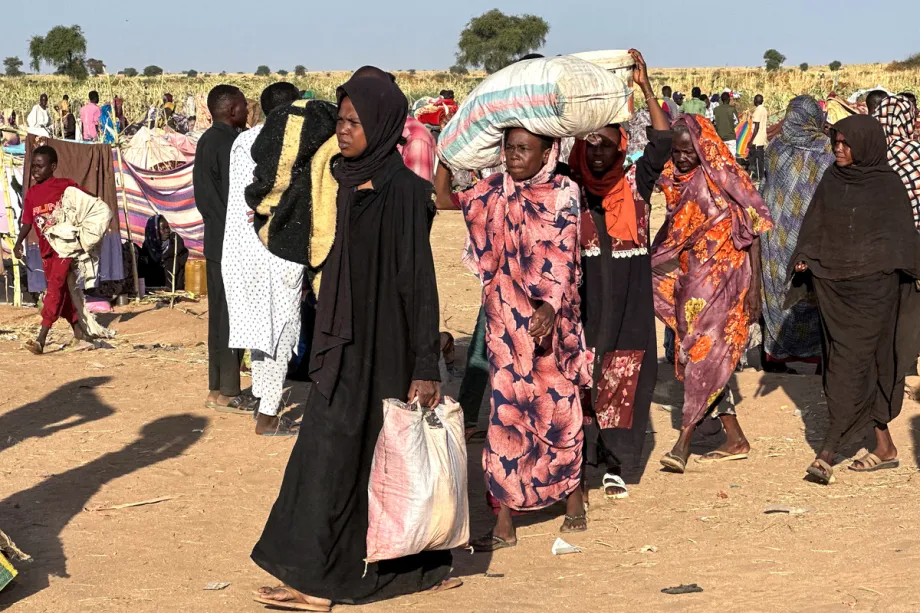 Sudaneses deslocados que fugiram de El-Fasher após a cidade cair nas mãos das Forças de Apoio Rápido (RSF) chegam à cidade de Tawila, na região de Darfur, no oeste do Sudão, devastada pela guerra, em 28 de outubro de 2025. [Foto: AFP via Getty Images]