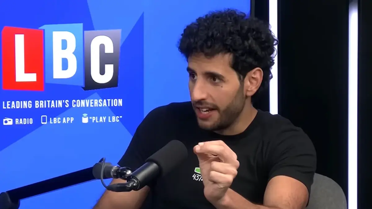 Nas Daily conversa com o apresentador da LBC, Tom Swarbrick, em 30 de novembro de 2025 [Captura de tela/YouTube]