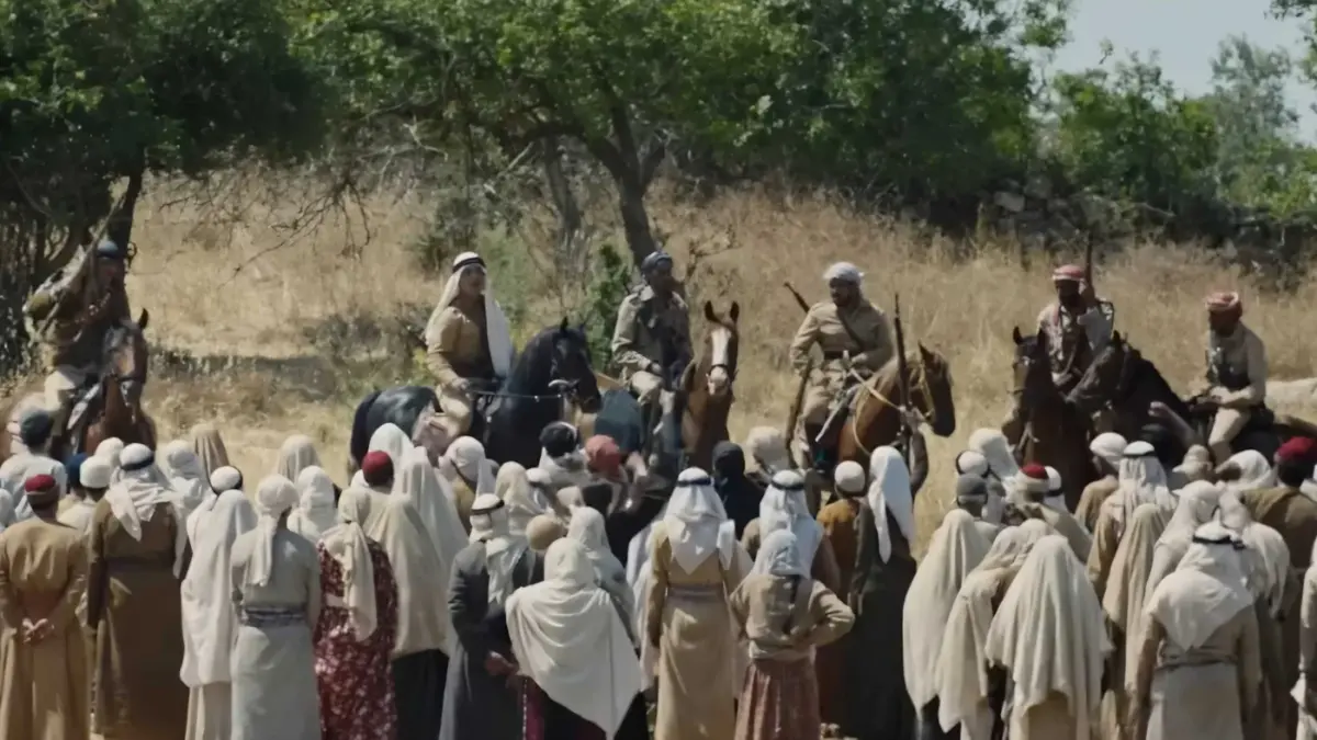 Uma cena de "Palestina 36" mostra rebeldes reunindo palestinos locais (Captura de tela]