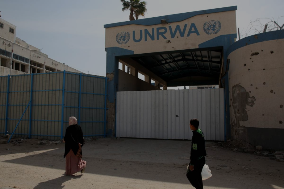 O prédio da Agência das Nações Unidas de Assistência aos Refugiados da Palestina no Oriente Próximo (UNRWA) e seus arredores se tornam um abrigo para famílias vindas do norte, enquanto os ataques israelenses à Faixa de Gaza continuam na Cidade de Gaza, Gaza, em 25 de março de 2025. [Hamza Z. H. Qraiqea/ Agência Anadolu]