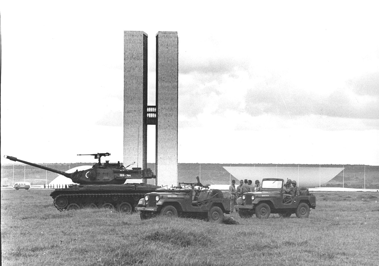 Tanques de guerra em frente ao Congresso Nacional, em Brasília, em 1964 [Arquivo Público do Distrito Federal/Creative Commons via Wikimedia]