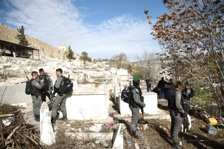 Forças israelenses no cemitério de Bab al-Rahmen, em Jerusalém, em 10 de dezembro de 2017 [Mostafa Alkharouf/Agência Anadolu]
