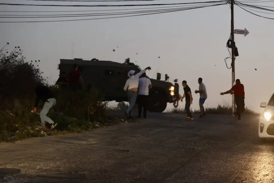Palestinos tentam resistir a invasão militar israelense à Universidade de Birzeit, perto de Ramallah, na Cisjordânia ocupada, em 24 de setembro de 2023 [Issam Rimawi/Agência Anadolu]