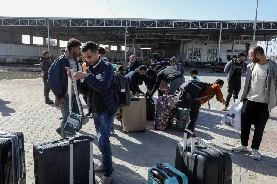 Palestinos aguardam para cruzar a travessia de Rafah, durante a trégua de quatro dias entre Israel e Hamas, no extremo sul de Gaza, fronteira com o Egito, em 24 de novembro de 2023 [Abed Rahim Khatib/Agência Anadolu]