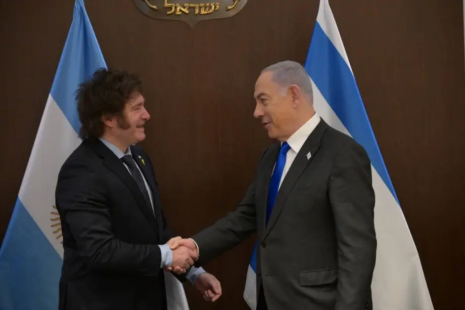 Presidente da Argentina, Javier Milei, reúne-se com o premiê israelense, Benjamin Netanyahu, em Jerusalém ocupada, em 7 de fevereiro de 2024 [Divulgação/Agência Anadolu]