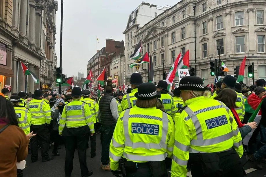 Dezenas de milhares desafiam proibição policial e protestam contra genocídio em Gaza, em Londres, no Reino Unido, em 18 de janeiro de 2025 [Aysu Biçer/Agência Anadolu]
