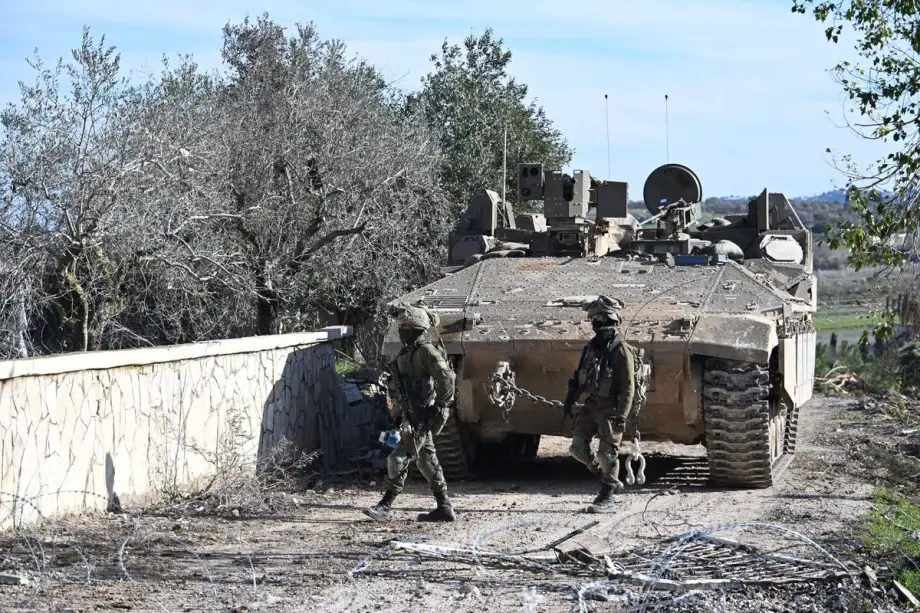 Tanques israelenses em Nabatieh, no sul do Líbano, em 28 de janeiro de 2025 [Houssam Shbaro/Agência Anadolu]