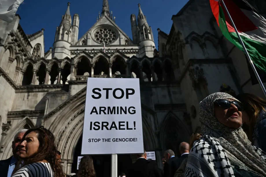 Protesto em frente à Suprema Corte do Reino Unido, pelo fim das exportações militares a Israel, em Londres, 13 de maio de 2025 [Rasid Necati Aslim/Agência Anadolu]