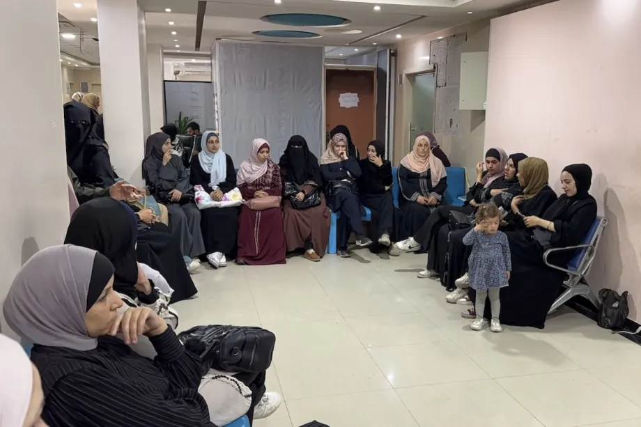 Mulheres palestinas aguardam cuidados no Hospital Hilwa, na Cidade de Gaza, em 24 de maio de 2025 [Hamza Z. H. Qraiqea/Agência Anadolu]