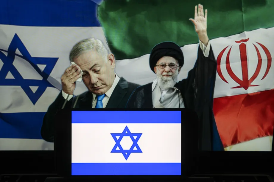 Montagem reúne o Supremo Líder do Irã, aiatolá Ali Khamenei, e o primeiro-ministro de Israel, Benjamin Netanyahu, por trás de uma bandeira israelense, em Ancara, Turquia, em 24 de junho de 2025 [Dilara Irem Sancar /Agência Anadolu]