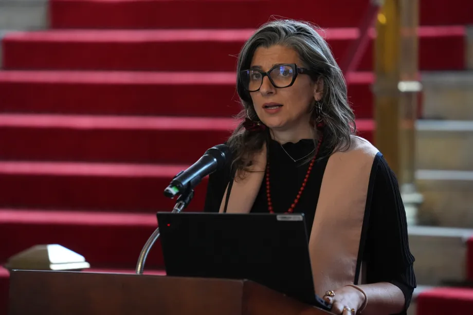 Francesca Albanese, relatora especial das Nações Unidas para os territórios palestinos, durante conferência em Bogotá, na Colômbia, em 15 de julho de 2025 [Juancho Torres/Agência Anadolu]