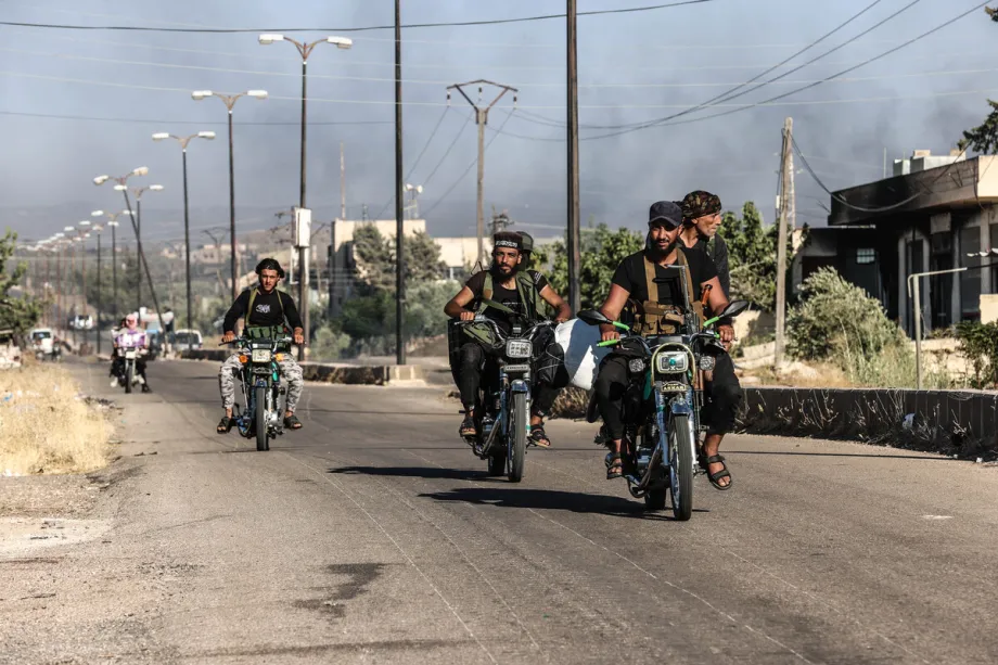 Homens armados em meio a confrontos entre árabes e drusos nos fronts norte e leste de Suwayda, no sul da Síria, em 18 de julho de 2025 [Izettin Kasim/Agência Anadolu]