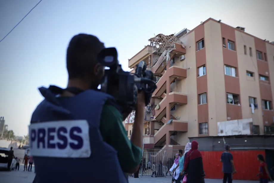 Jornalistas palestinos em Gaza, sob ataques de Israel, em Khan Younis, no sul do enclave, em 1º de setembro de 2025 [Abdallah F.S. Alattar/Agência Anadolu]Jornalistas palestinos em Gaza, sob ataques de Israel, em Khan Younis, no sul do enclave, em 1º de setembro de 2025 [Abdallah F.S. Alattar/Agência Anadolu]