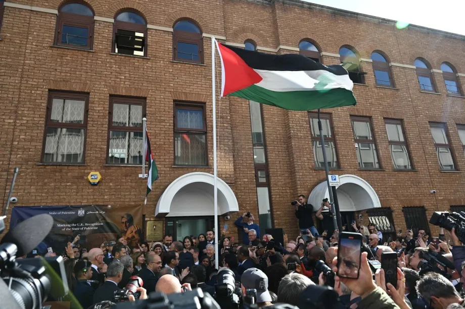 Cerimônia de hasteamento da bandeira na nova embaixada da Palestina em Londres, em 22 de setembro de 2025 [Rasid Necati Aslim/Agência Anadolu]