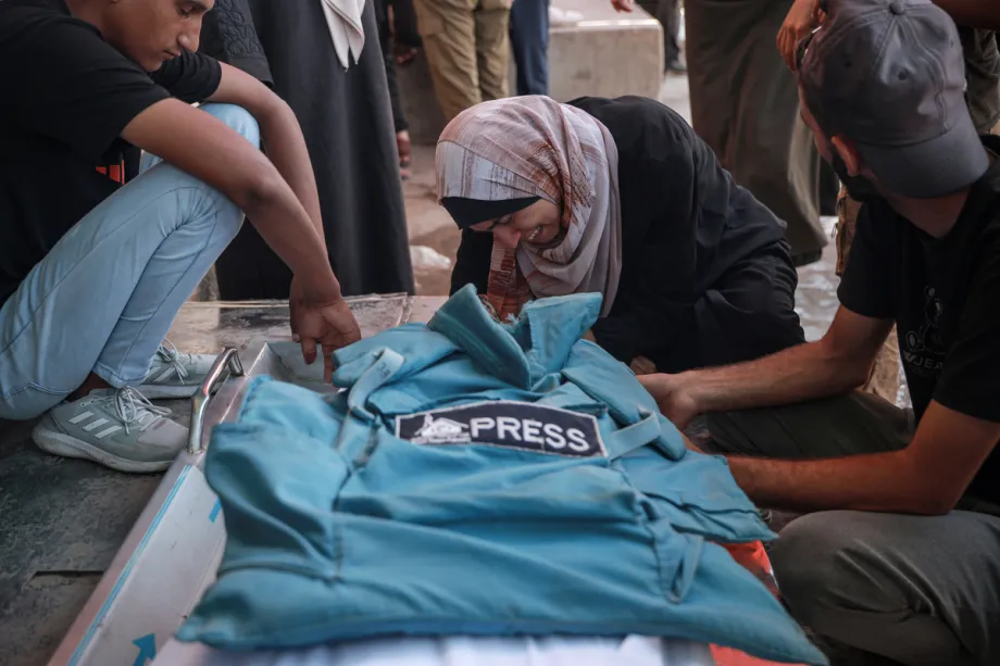 Parentes velam jornalista Mohammed al-Daya, morto por ataque israelense a Deir al-Balah, Gaza, em 27 de setembro de 2025 [Abdalhkem Abu Riash/Agência Anadolu]