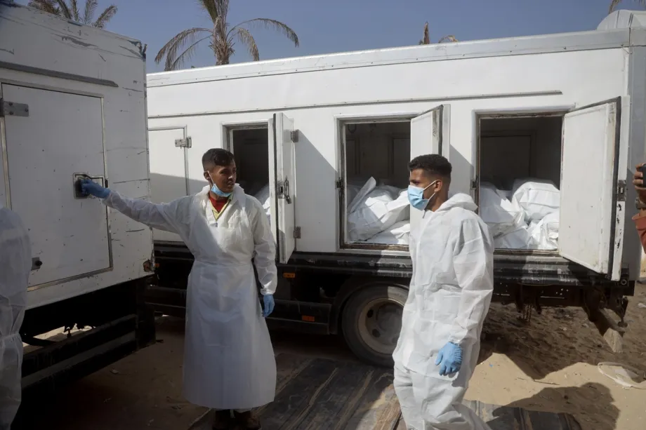 Equipes da Cruz Vermelha trabalham para a devolução de 30 palestinos mortos durante o genocídio israelense em Gaza, como parte do cessar-fogo, no Hospital Nasser, na cidade de Khan Younis, em 30 de outubro de 2025. [Abdallah F.S. Alattar/Agência Anadolu]