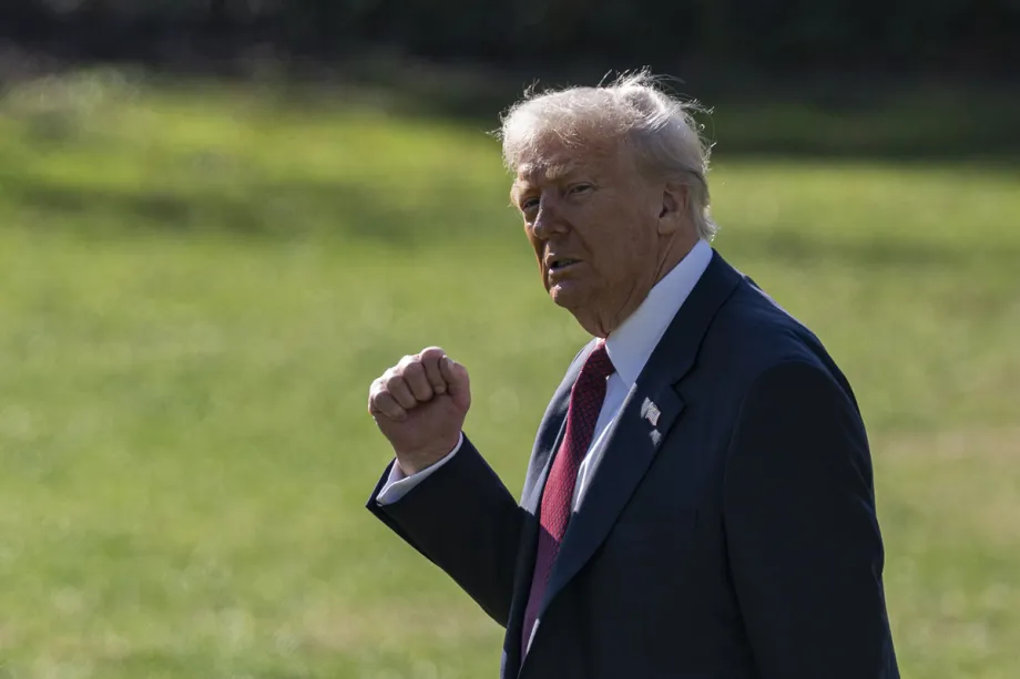 Presidente dos EUA, Donald Trump, deixa a Casa Branca a Miami, em Washington DC, em 5 de novembro de 2025 [Celal Günes/Agência Anadolu]