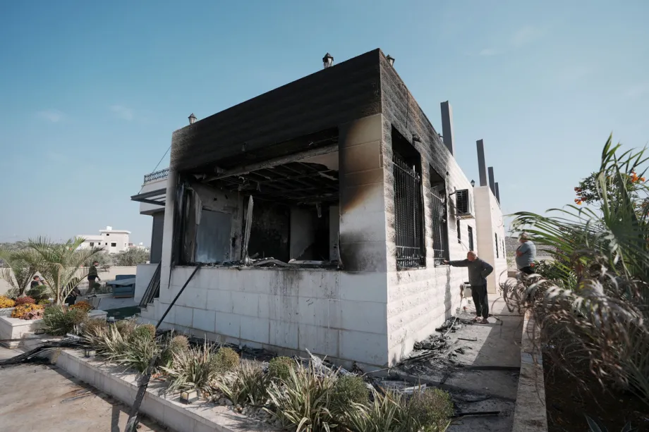 Palestinos inspecionam casa após incêndio causado por colonos israelenses, em Abu Falah, na região de Ramallah, na Cisjordânia ocupada, em 8 de novembro de 2025 [Issam Rimawi/Agência Anadolu]